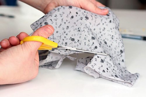 پارچه را قیچی کنید دوخت یک جاسوزنی به شکل گل